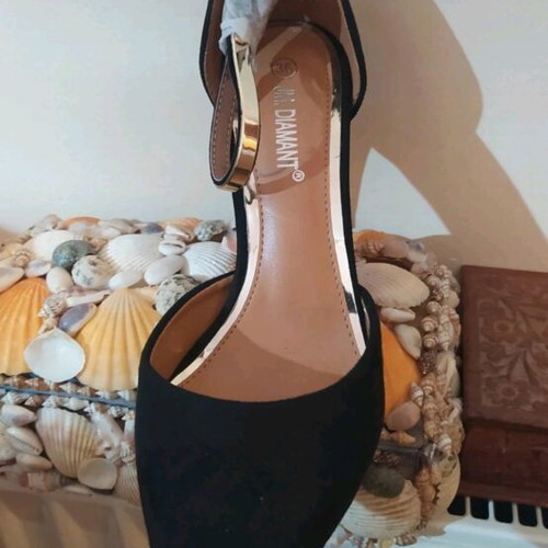 Black high heel with hanging heart new, size 36