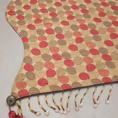 English table runner set like new with 2 sizes and cushion
