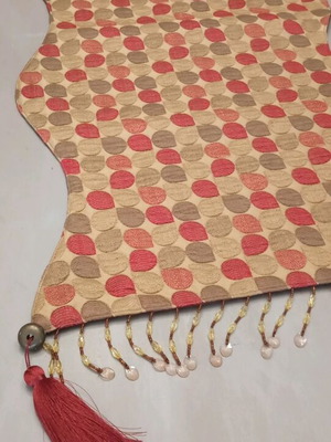 English table runner set like new with 2 sizes and cushion