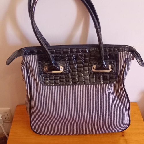 Skondras women's shoulder and hand bag like new, quirky design