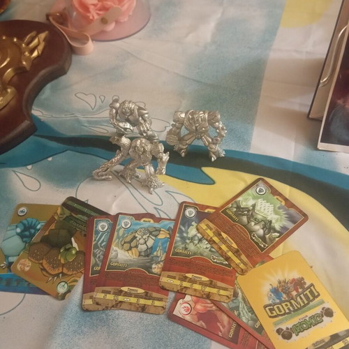 Gormiti figures and metal cards used