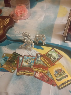 Gormiti figures and metal cards used