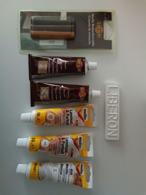 Parquet repair kit used with pencils and wood pastes