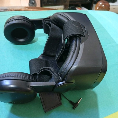 VR Glasses with Built-In Headphones like new