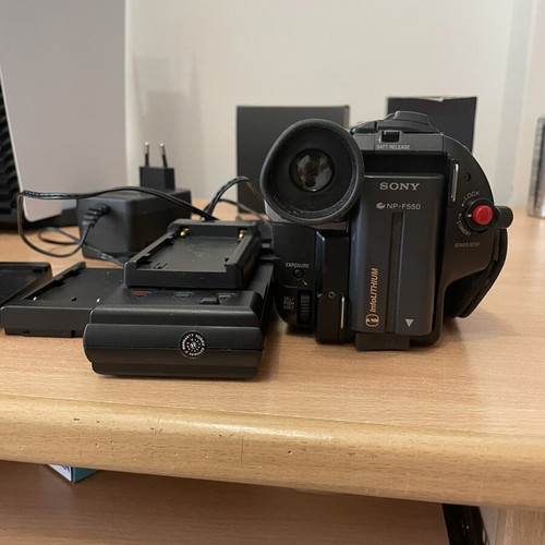 Sony Handycam Video8 Camcorder NightShot 0 Lux 18x Optical Zoom excellent condition