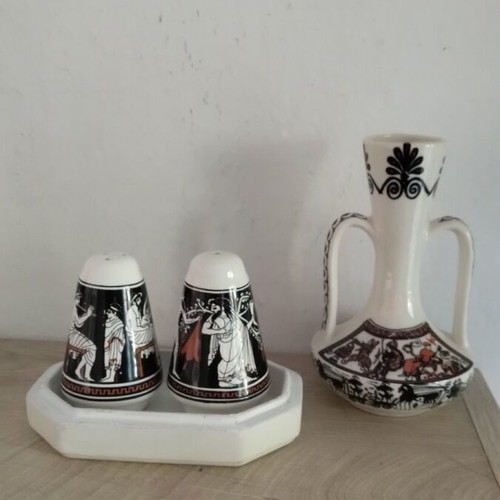 Salt and pepper set like new, 4 pieces with Greek style