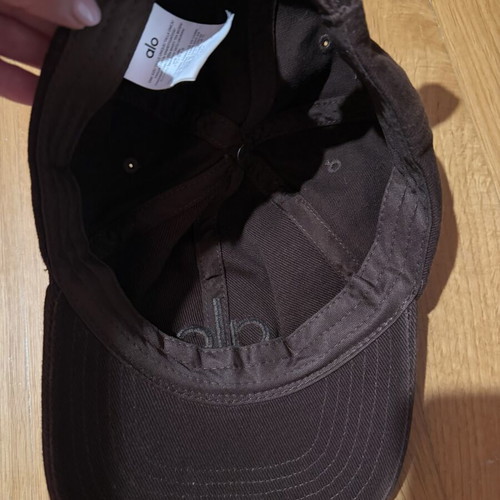 Alo Yoga hat like new, dark chocolate brown