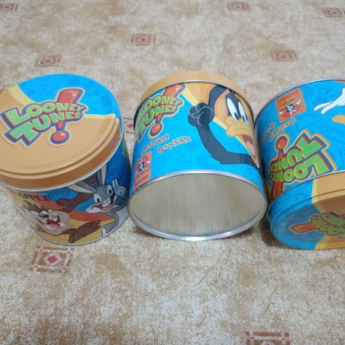 Looney Tunes metal tins in good condition, set of 3
