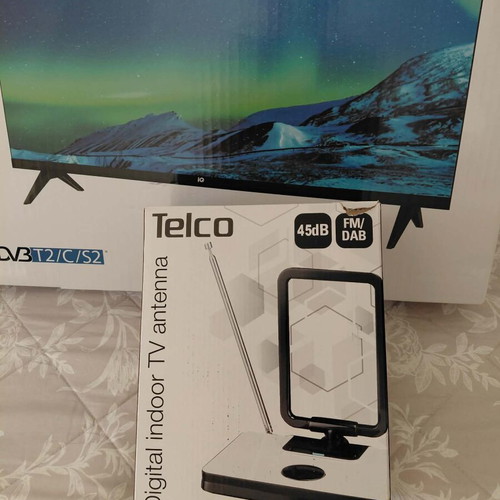 IQ LED-3223T2 TV like new with Telco AV-961 digital antenna