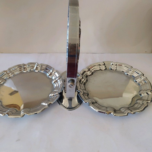 Metal cake platters like new, triple set
