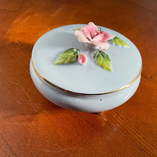 Porcelain antique jewelry box 1950s with gold trim in excellent condition