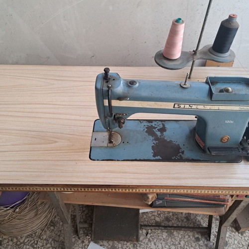 Singer sewing machine used, ideal for zippers and fine fabrics