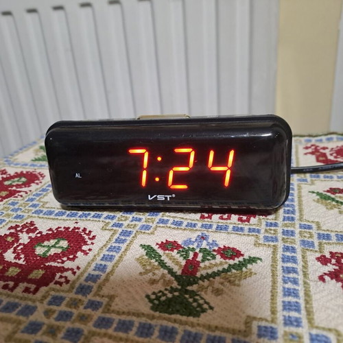 Electric alarm clock digital, like new