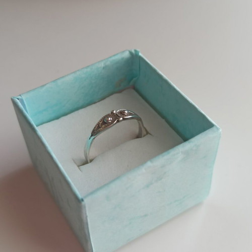 Vintage thin silver ring like new with embossed design