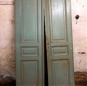 Παλαιά ξυλινη πόρτα δίφυλλη από παλαιά οικία
