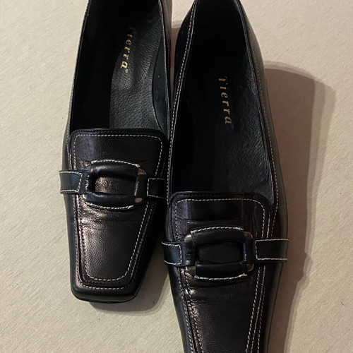 Tierra leather black pumps with square toe like new