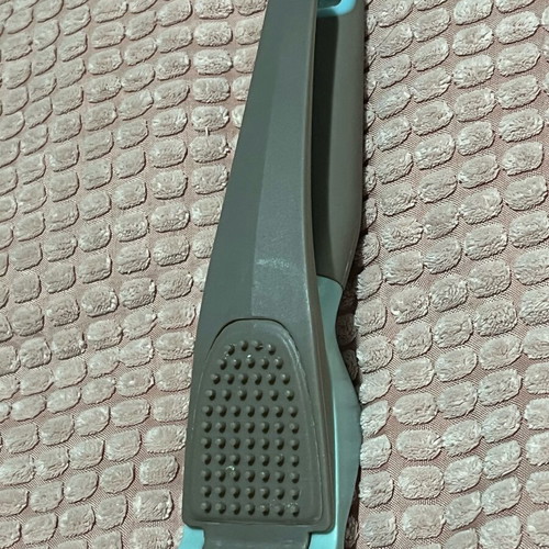 Garlic press used with ergonomic handle and easy cleaning