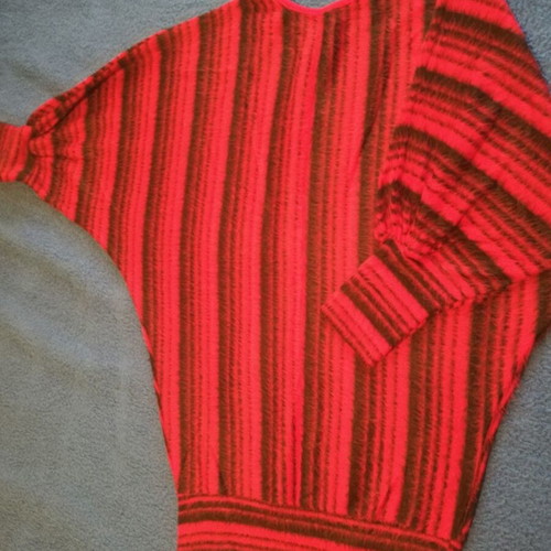 Fleece fluffy sweatshirt like new with batwing sleeve, black and red