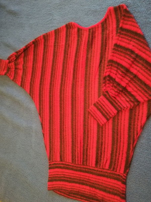 Fleece fluffy sweatshirt like new with batwing sleeve, black and red