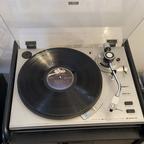 Sanyo turntable with extra preamplifier