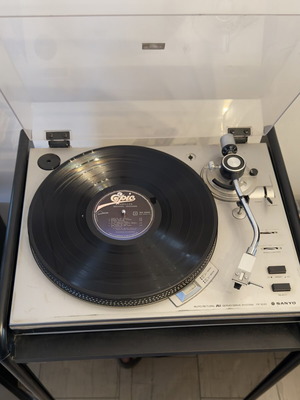 Sanyo turntable with extra preamplifier