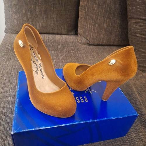 Vivienne Westwood tan suede pumps used, size 37