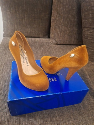 Vivienne Westwood tan suede pumps used, size 37