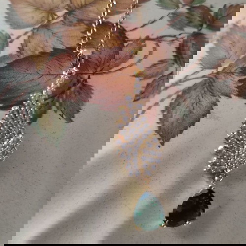 Κολιέ ατσάλινο χρυσό με δάκρυ σμαράγδι και φτερό αγγέλου καινούργιο