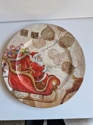 Christmas plate like new, plastic