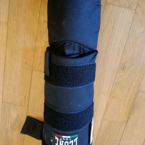 Leone shin guards like new, size Medium