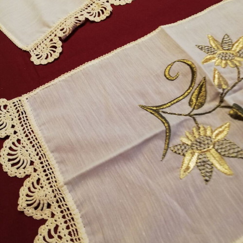 Handmade silk embroidery set of 3 pieces like new
