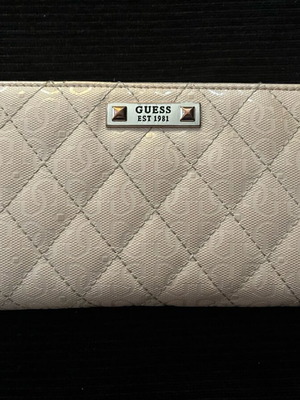 Πορτοφόλι guess