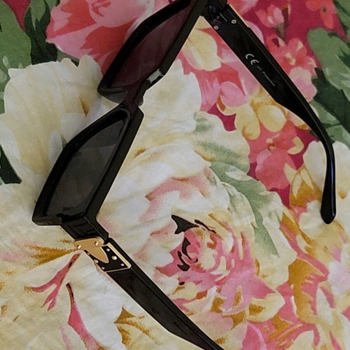 Sunglasses with mirrored lenses