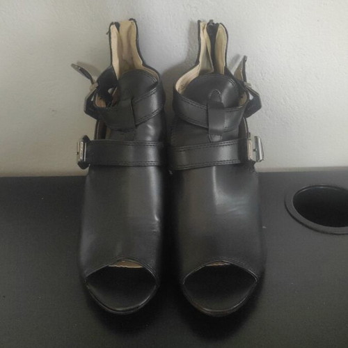 Famous Shoes women's boots size 38 like new, black