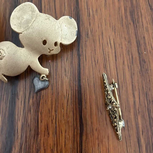 Vintage gold-plated collectible pin set like new