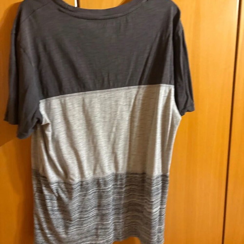 Pull & Bear men's colorblock t-shirt size M like new