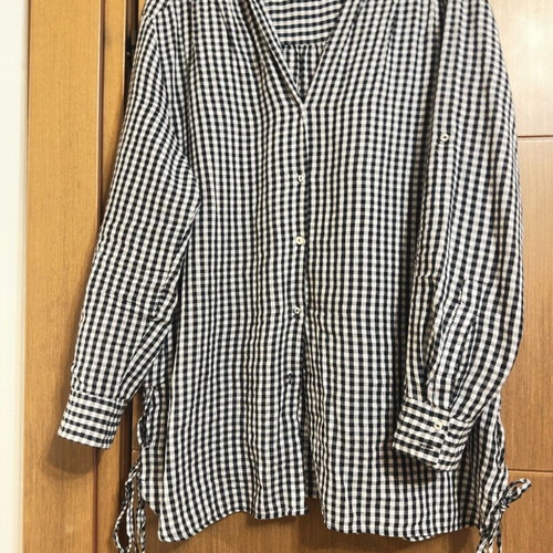 Long shirt like new with side details black and white