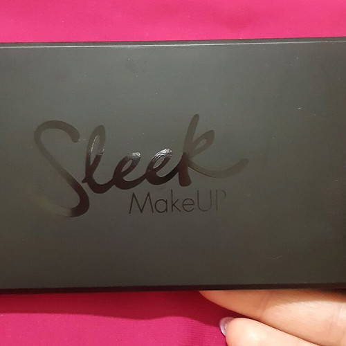 Sleek eyeshadow palette like new with velvety texture