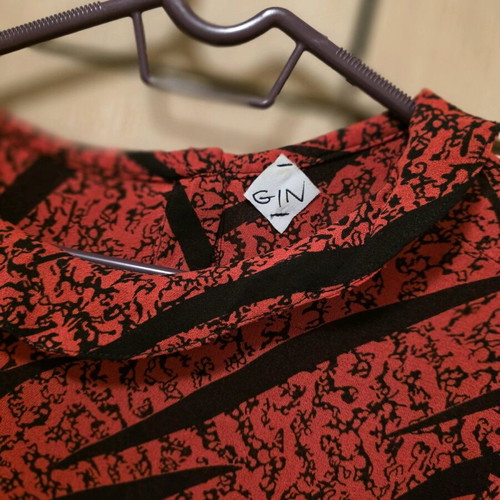Gin blouse red animal print like new, size M