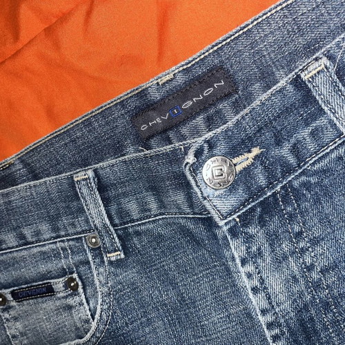 Chevignon Blue Jean W32 straight fit with distressed details