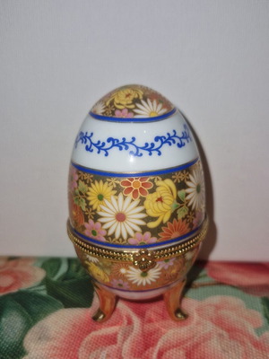 Limoge porcelain decorative egg like new, collectible