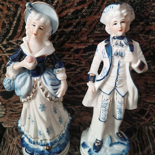 Porcelain vintage figurines like new, 22 cm height, set of 2