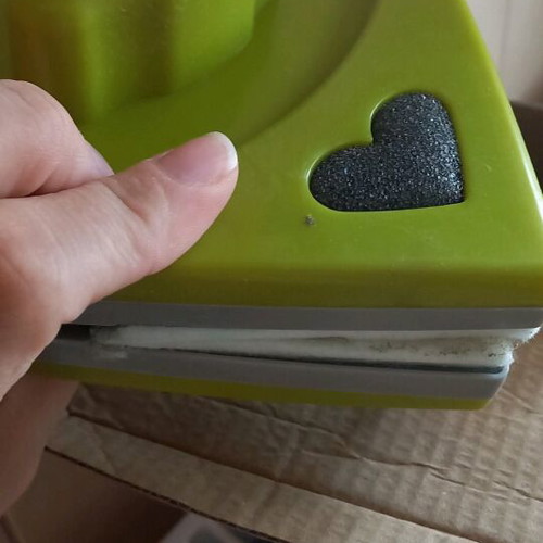 Magnetic glass cleaner used with 3 replacement pads