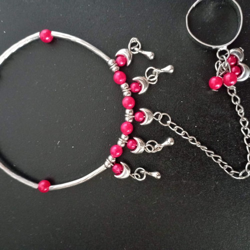 Bracelet with integrated ring with red beads used