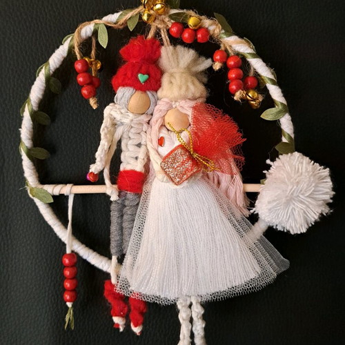 Macrame couple new with gift, 17cm diameter