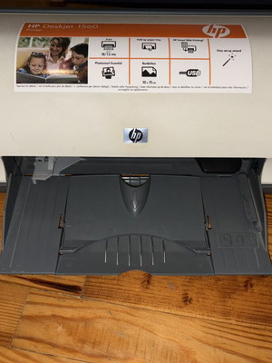 Εκτυπωτής HP Deskjet D1560 μεταχειρισμένος, ιδανικός για μικρούς χώρους με καλώδια και μελάνια