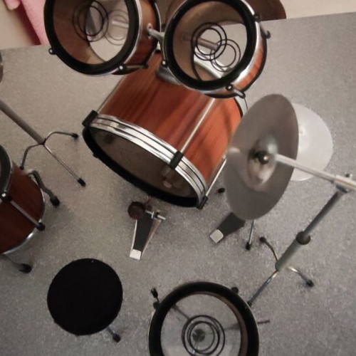 Miniature drum set like new, 8 pieces