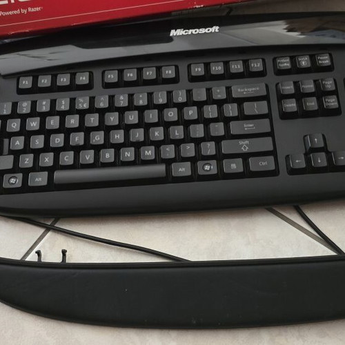 Microsoft Reclusa USB gaming keyboard used with backlight and 2 control knobs