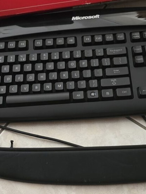 Microsoft Reclusa USB gaming keyboard used with backlight and 2 control knobs