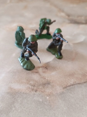 Britains set of 4 soldier figures